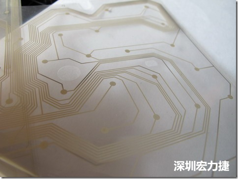 下面第二個圖則是另一片也有著按鍵線路的PTF，當上、下兩面PTF的按鍵結點互相接觸后就可以計算出是哪個按鍵被按下了。可是當按鍵沒有按下時，上下兩片PTF的線路則是分開的，所以上圖那片PTF的線路上面其實還另外覆蓋了另一層透明的PET作為絕緣層，只露出了需要在鍵盤按下時才會碰觸的接觸點，因為這些材質使用的都是Polymer，所以才撐這樣的技術為Polydome(聚合簧片)。
