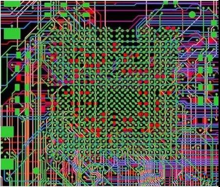 圖18：BGA布線。(頂部)傳統的自動布線器。38個網絡沒有完成布線。(底部)任意角度的拓撲式自動布線器。所有網絡都完成了布線。