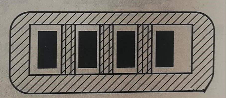 在兩個焊盤之間有導線通過時，應采取PCB阻焊設計，以防止焊接短路